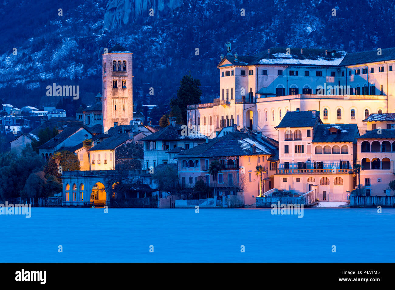 Isola di San Giulio par nigth de Orta San Giulio en hiver, province de Novare, Piémont, Italie Banque D'Images