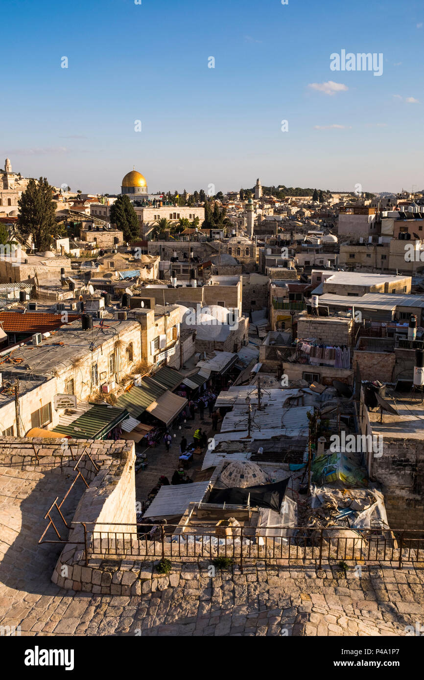 Vue panoramique de Jérusalem des anciens murs de la vieille ville, près de la Porte de Damas, Jérusalem, Israël, Moyen Orient Banque D'Images