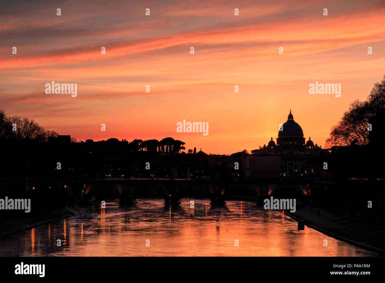 La basilique Saint Pierre le coucher du soleil.Lazio, Rome, Italie Banque D'Images