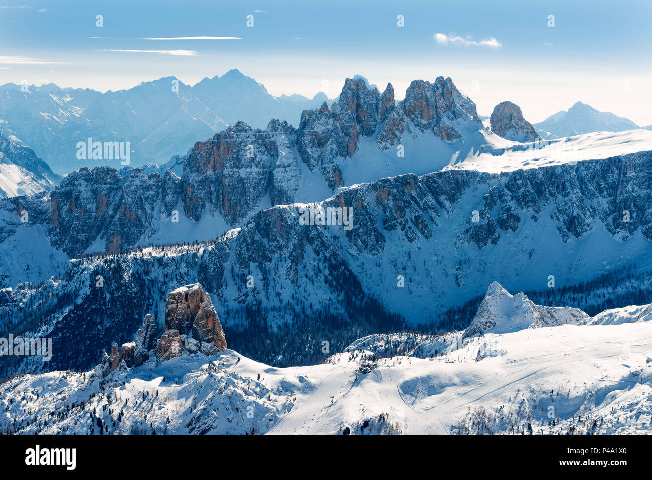 Vue sur les Dolomites depuis le refuge Lagazuoi Europe, Italie, Vénétie, district de Belluno, col Falzarego Banque D'Images
