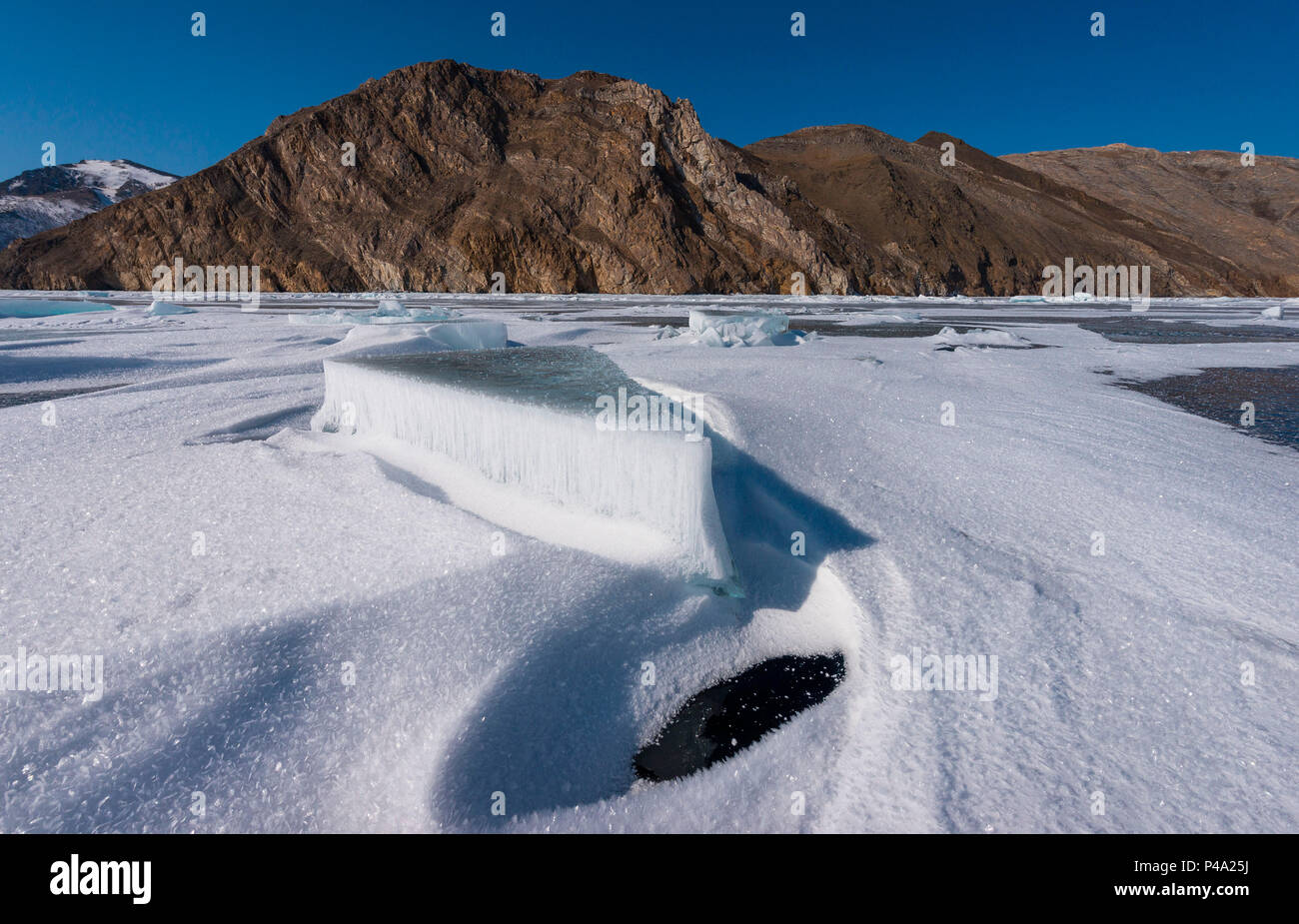 Bloc de glace sur le Lac Baïkal et l'île Olhon, région d'Irkoutsk, en Sibérie, Russie Banque D'Images