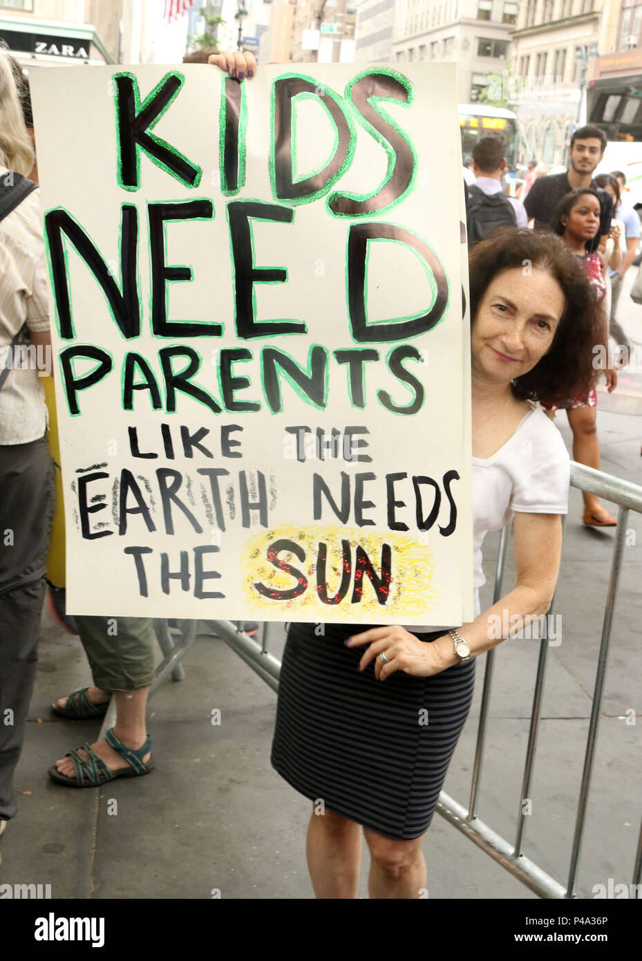 New York City, New York, USA. 20 Juin, 2018. Un militant participe à la Journée mondiale des réfugiés l'action - Ville de Refuge et de démonstration de protestation contre la coalition du Trump politiques anti-immigrés tenue à Bryant Park avec un Mars à Dag Hammarskjold Plaza. Credit : Nancy/Kaszerman ZUMA Wire/Alamy Live News Banque D'Images