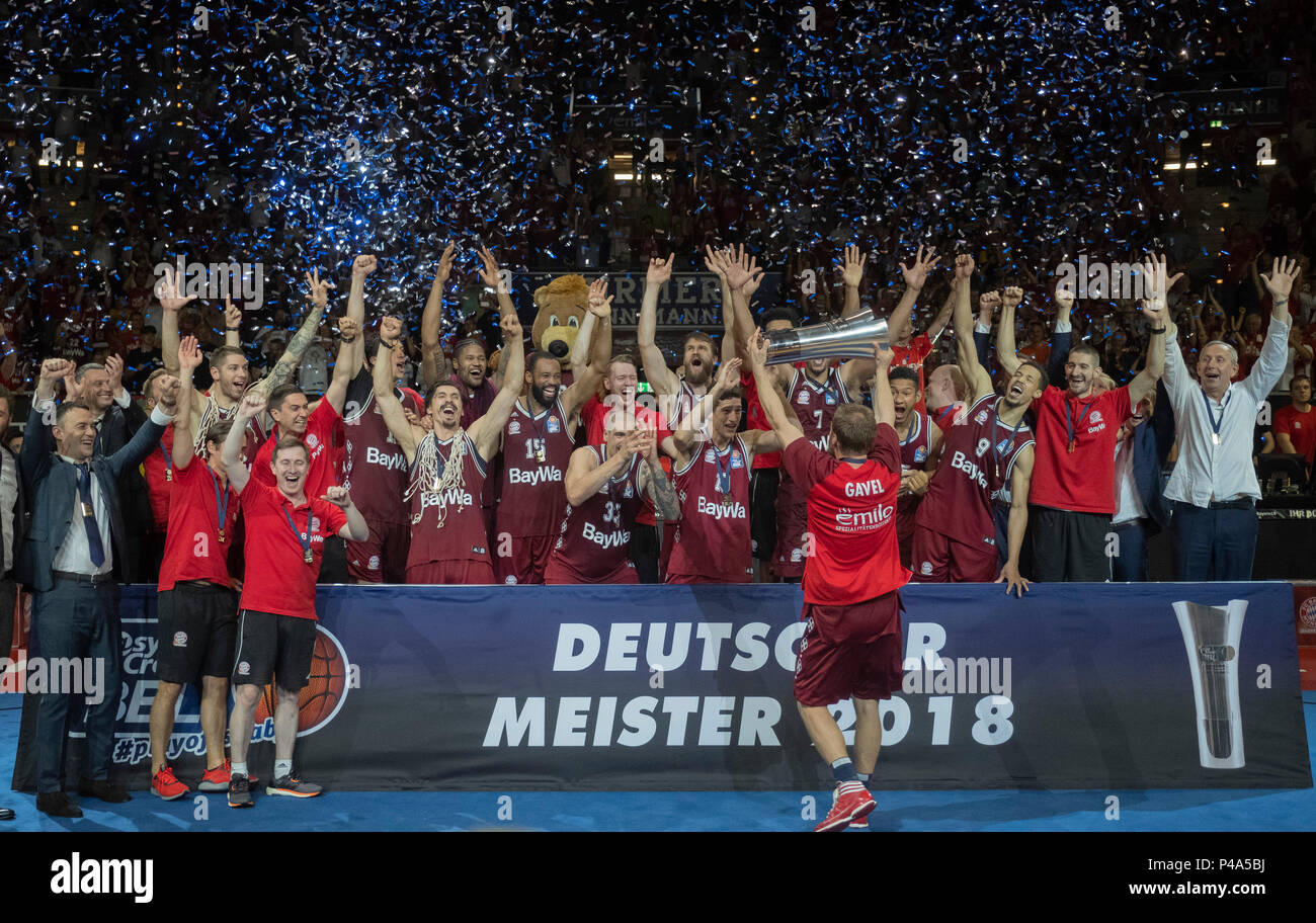 Munich, Allemagne. 16 Juin, 2018. Champion allemand dans le basket-ball et BBL champions FC Bayern Munich le basket-ball. Basket-ball, basket-ball Bayern Munich (FCB) - Alba Berlin (B), basket-ball, finale, BBL Bundesliga 5.Spiel, saison 2017-2018, le 16/06/2018 à Muenchen/AUDIDOME/Allemagne. Utilisation dans le monde entier | Credit : dpa/Alamy Live News Banque D'Images