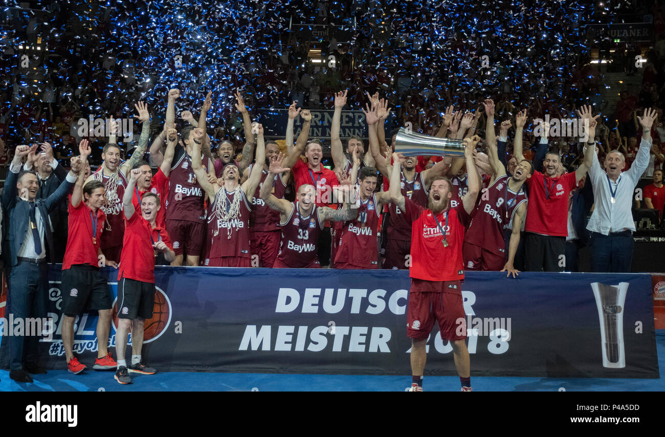 Munich, Allemagne. 16 Juin, 2018. Champion allemand dans le basket-ball et BBL champions FC Bayern Munich le basket-ball. Basket-ball, basket-ball Bayern Munich (FCB) - Alba Berlin (B), basket-ball, finale, BBL Bundesliga 5.Spiel, saison 2017-2018, le 16/06/2018 à Muenchen/AUDIDOME/Allemagne. Utilisation dans le monde entier | Credit : dpa/Alamy Live News Banque D'Images