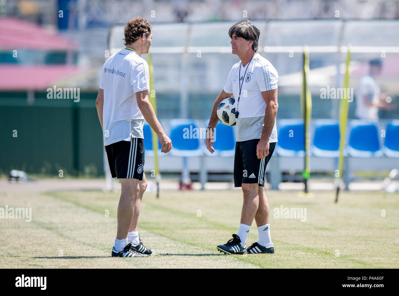 Sochi, Russia. 21 Juin, 2018. Coach/entraîneur Joachim (Jogi) Loew parle avec co-entraîneur Marcus Sorg GES/football/Coupe du monde 2018 : la Russie, Sotchi 21.06.2018 pratique DFB/GES/Soccer/Football World Cup 2018 Russie : DFB Pratique, Sochi, 21 juin 2018 | dans le monde entier : dpa Crédit/Alamy Live News Banque D'Images