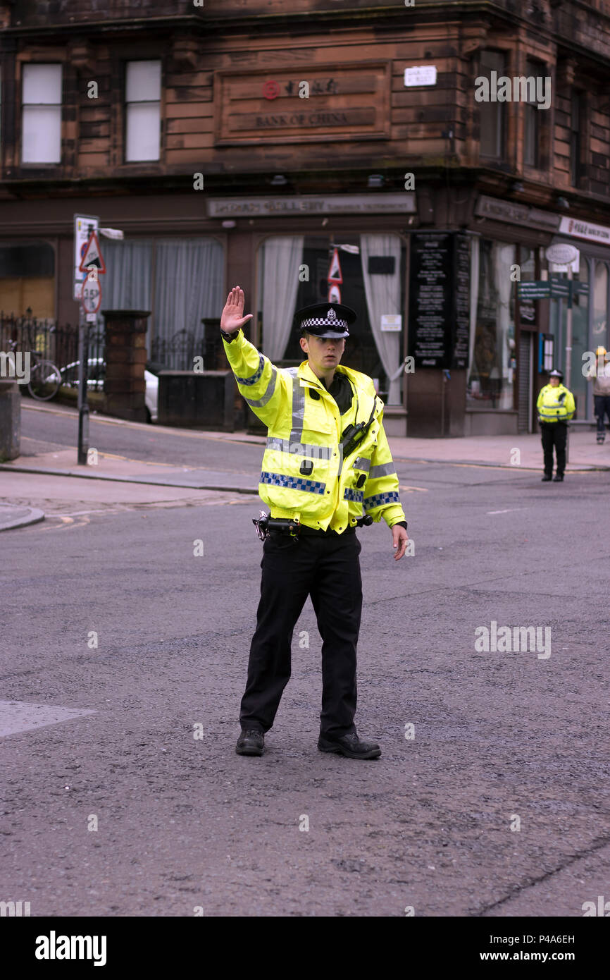 Glasgow, Ecosse, Royaume-Uni. 20 Juin, 2018. Après les incendies majeurs le vendredi soir et le samedi matin, les enquêteurs ont commencé leurs travaux sur la destruction de la Glasgow School of Art Mackintosh, et la gravement endommagé la salle de concert O2 ABC sur la rue Sauchiehall. Le site historique a été remis à la ville de Glasgow, l'équipe de gestion de bâtiment, bien que le Service d'incendie et de sauvetage écossais reste sur la scène. La zone d'exclusion a été réduit, mais des cordons de sécurité encore couvrir une surface importante. Iain McGuinness / Alamy Live News Banque D'Images