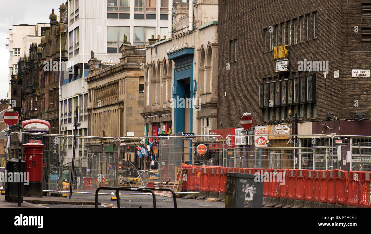 Glasgow, Ecosse, Royaume-Uni. 20 Juin, 2018. Après les incendies majeurs le vendredi soir et le samedi matin, les enquêteurs ont commencé leurs travaux sur la destruction de la Glasgow School of Art Mackintosh, et la gravement endommagé la salle de concert O2 ABC sur la rue Sauchiehall. Le site historique a été remis à la ville de Glasgow, l'équipe de gestion de bâtiment, bien que le Service d'incendie et de sauvetage écossais reste sur la scène. La zone d'exclusion a été réduit, mais des cordons de sécurité encore couvrir une surface importante. Iain McGuinness / Alamy Live News Banque D'Images