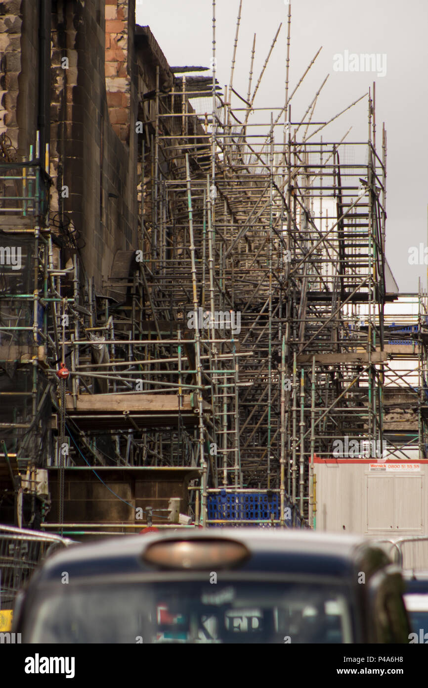 Glasgow, Ecosse, Royaume-Uni. 20 Juin, 2018. Après les incendies majeurs le vendredi soir et le samedi matin, les enquêteurs ont commencé leurs travaux sur la destruction de la Glasgow School of Art Mackintosh, et la gravement endommagé la salle de concert O2 ABC sur la rue Sauchiehall. Le site historique a été remis à la ville de Glasgow, l'équipe de gestion de bâtiment, bien que le Service d'incendie et de sauvetage écossais reste sur la scène. La zone d'exclusion a été réduit, mais des cordons de sécurité encore couvrir une surface importante. Iain McGuinness / Alamy Live News Banque D'Images