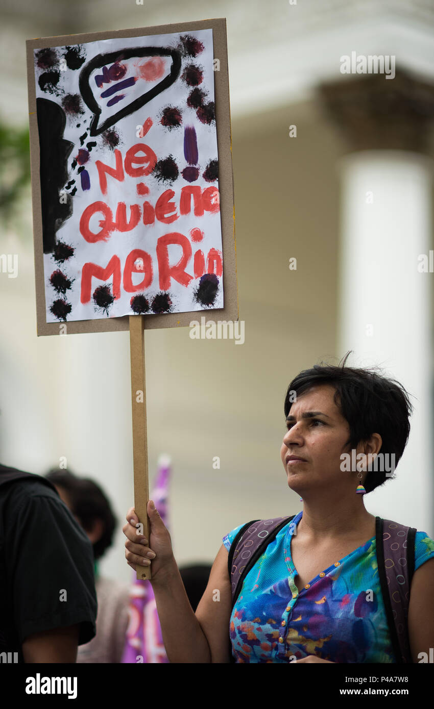 Caracas, Venezuela. 20er juin 2018. Les gens participent à une manifestation devant l'Assemblée constituante nationale du Venezuela, d'exiger l'intégration de l'avortement légal, sûr et gratuit dans une réforme constitutionnelle. Marcos Salgado / Alamy Live News Banque D'Images