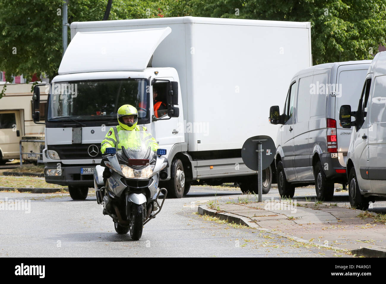 21 juin 2018, Hambourg, Allemagne : policiers inspecter un camion, l'application de l'interdiction du diesel avec une grande échelle - inspection des camions et voitures diesel les plus anciens ont été récemment interdit de pénétrer dans l'Max-Brauer-Allee avec une distance de 600 mètres, tandis que les camions ont à garder à une distance de 1,6 kilomètres. Les amendes seront remis en cas de violations à partir de maintenant. Photo : afp/Marques de Bodo Banque D'Images