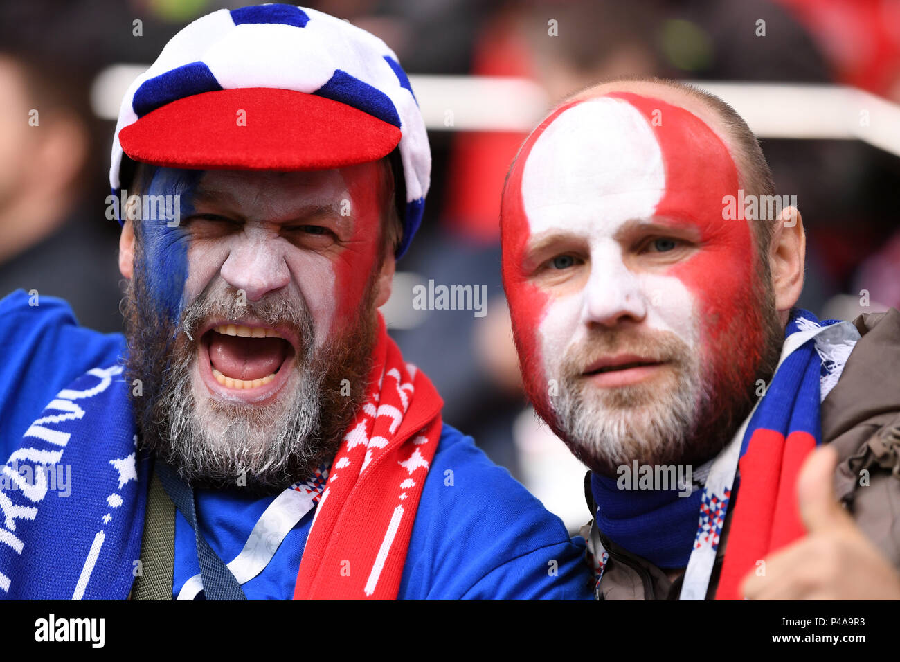 Yekaterinburg, Russie. 21 Juin, 2018. Pour la coupe du monde 2018 : la France contre le Pérou : tour préliminaire, Groupe C : Deuxième journée de championnat à l'Ekaterinbourg arena. Acclamations des fans français pour leur équipe avant le match. Credit : Marius Becker/dpa/Alamy Live News Crédit : afp photo alliance/Alamy Live News Crédit : afp photo alliance/Alamy Live News Banque D'Images