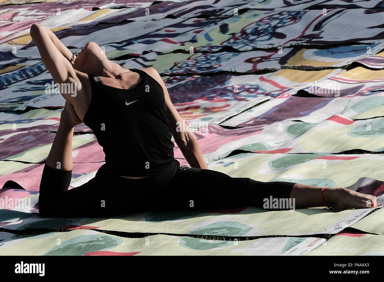 Jérusalem, Israël. 21 Juin, 2018. Un cours de yoga événement a lieu la célébration de la Journée Internationale de Yoga dans la vallée de Hinnom par la vieille ville de Jérusalem. 701 tapis de yoga, le produit de Karni Sharonna Cohen's 'le grand rêve Jérusalem 2048', puzzle, en gros œuvres à propos de l'avenir de Jérusalem, 30 ans à partir de maintenant. Banque D'Images