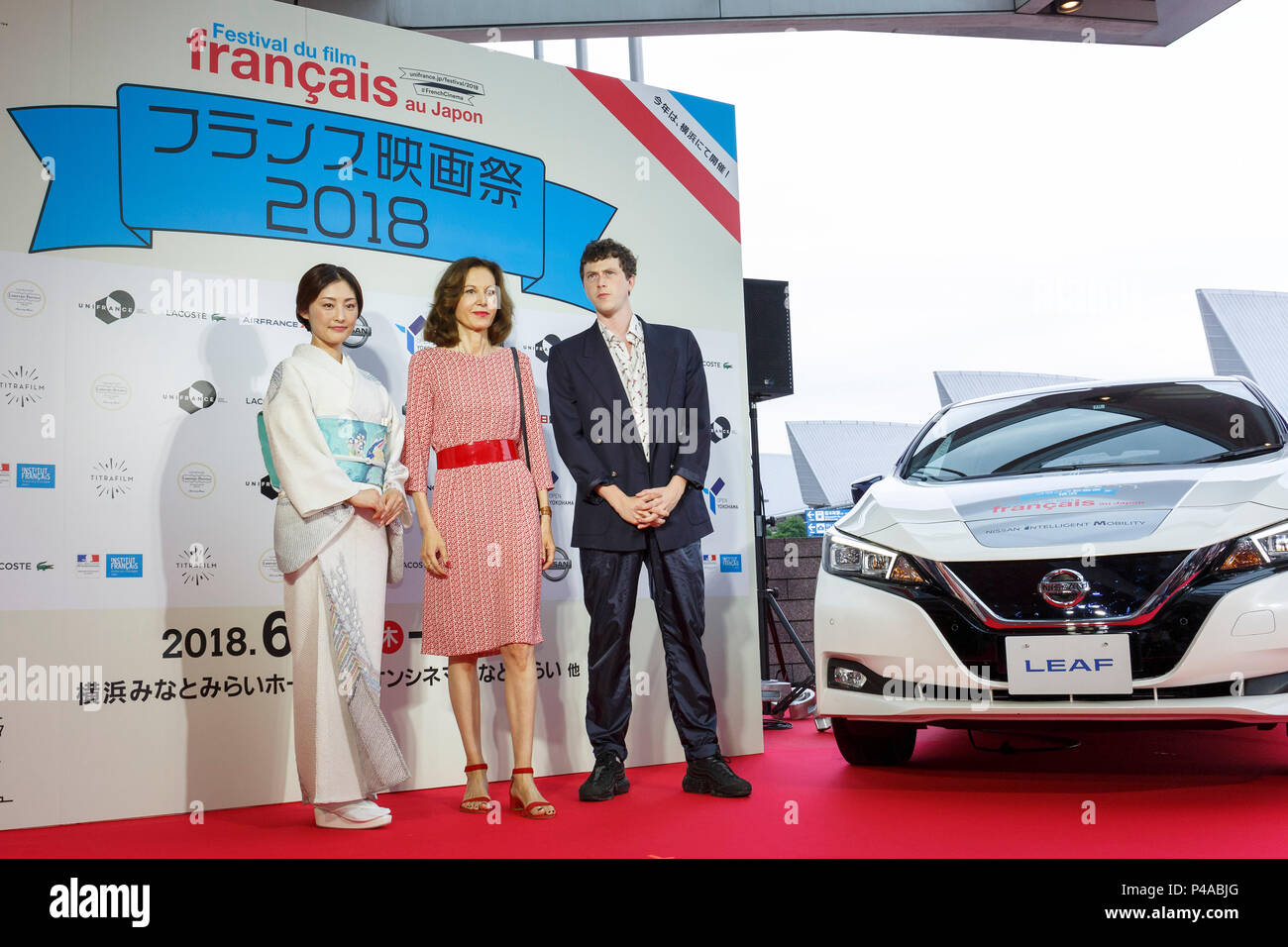 (L à R) et actrice japonaise Takako Tokiwa Festival Muse, directeur Anne Fontaine et comédien Finnegan Oldfield, poser pour les caméras lors d'un tapis rouge avant la cérémonie d'ouverture du Festival du Film français au Japon 2018 à Yokohama Minato Mirai Hall le 21 juin 2018, Yokohama, Japon. Cette année, 15 films seront projetés pendant le festival du 21 juin au 24 septembre. (Photo de Rodrigo Reyes Marin/AFLO) Banque D'Images