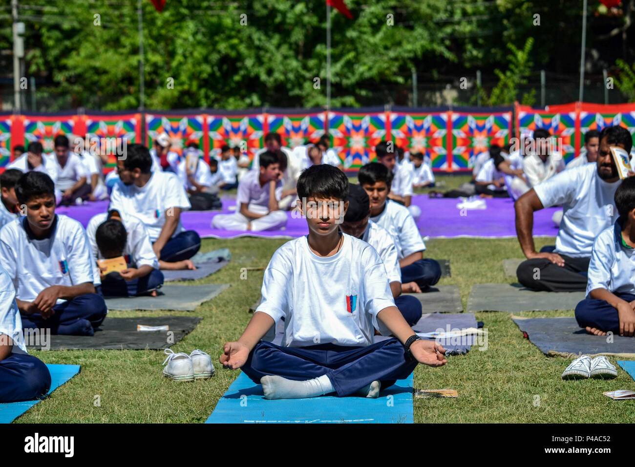 21 juin 2018 - Srinagar, J&K, Inde - un garçon de l'École procède à un yoga park pour marquer la Journée Internationale de Yoga à Srinagar, Cachemire sous administration indienne. Des centaines de praticiens de Yoga ont participé à des cours de yoga pour marquer la Journée internationale de yoga Yoga à Srinagar. Le Yoga, la journée est célébrée chaque année le 21 juin depuis sa création en 2015. Credit : Saqib Majeed/SOPA Images/ZUMA/Alamy Fil Live News Banque D'Images