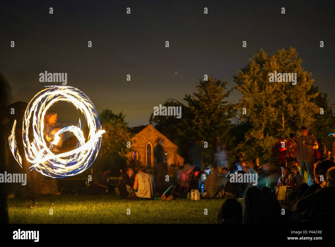 Les jongleurs de feu en gardant les spectateurs au cours de la congélation ver Solstice d'Avebury, Wiltshire nuits en UK Banque D'Images