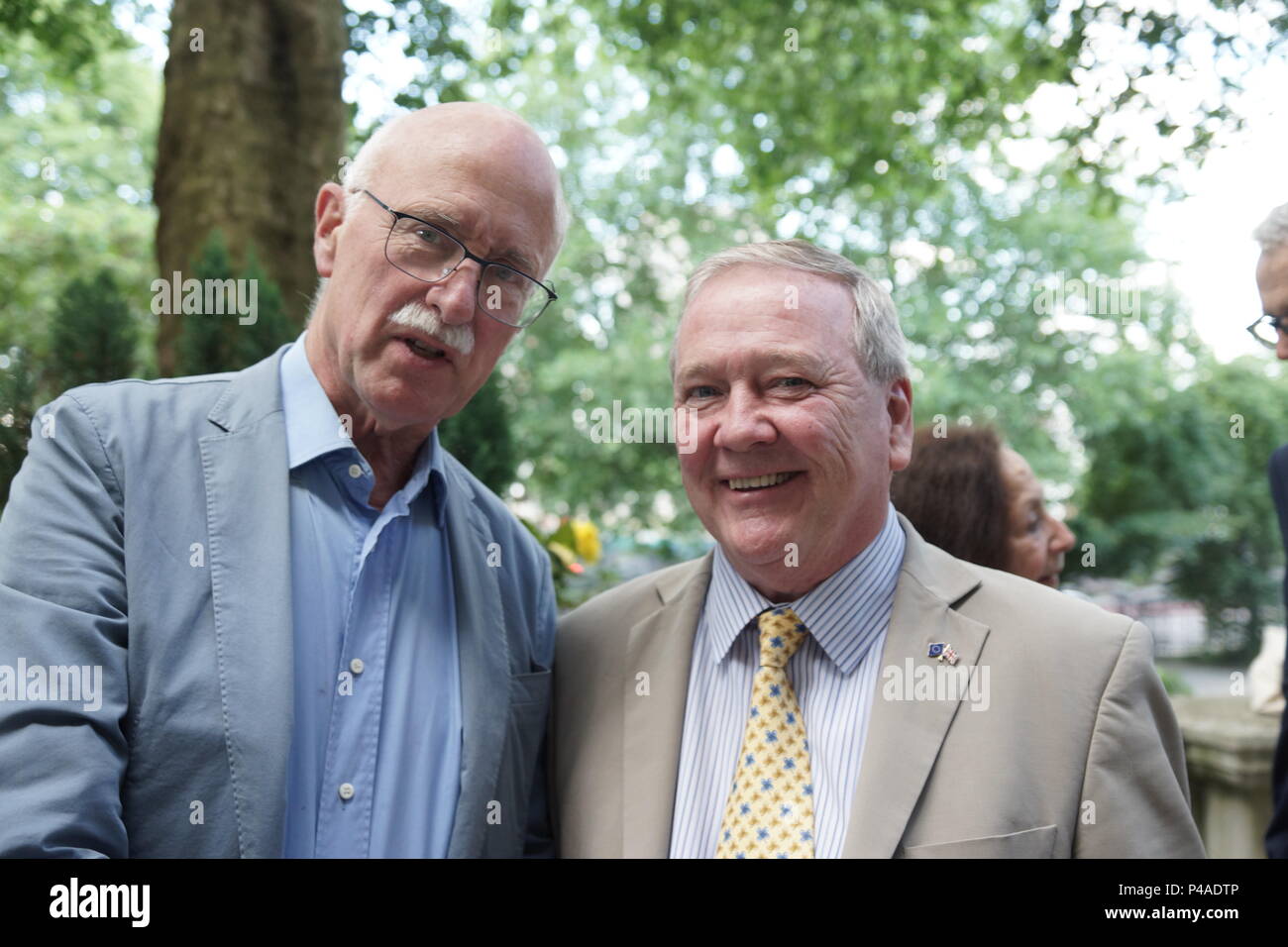 Londres, Royaume-Uni. 21 Juin 2018.La nouvelle politique européenne célèbre son 100e numéro au niveau national Liberal Club. Michael Whyte, ancien rédacteur en chef du Guardian, Trevor Peel.hebdomadaire national journal Remainer, la nouvelle politique européenne, célèbre son 100e numéro avec la réception sur la terrasse du National Liberal Club. Editor Matt Kelly a présenté Alistair Campbell, Bonnie Greer et invités spéciaux Alibhai, Yasmin-Brown Howard Jacobson, Jason Solomons, Robert Elms, Lord Adonis, John Kerr, le Baron Kerr de Kinlochard, Nicholas David Wilkinson, directeur de cartes postales du 48 %, Michael Whyte, ancien rédacteur en chef du Guardian. © Banque D'Images