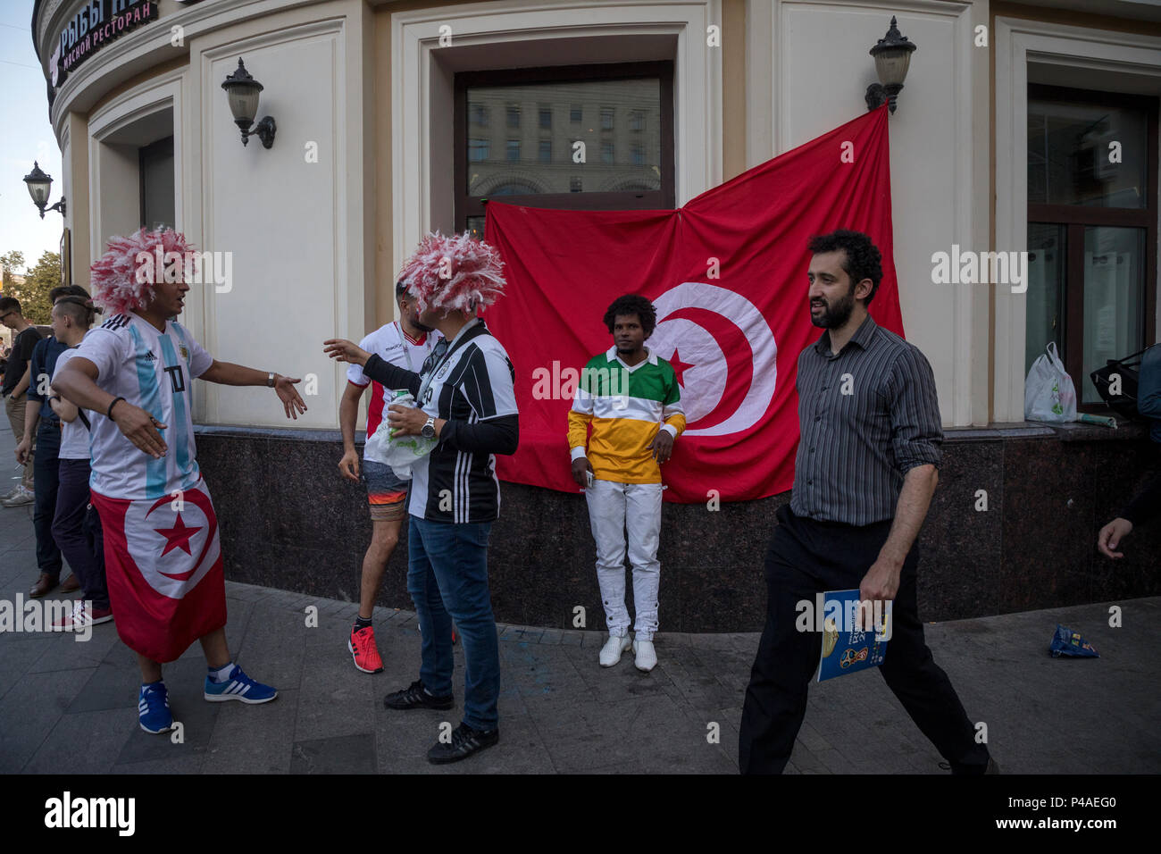 Moscou, Russie. 21 Juin, 2018. Les fans de football tunisien chanter et applaudir sur rue Nikolskaïa pendant le tournoi de la Coupe du Monde à Moscou, Russie Banque D'Images