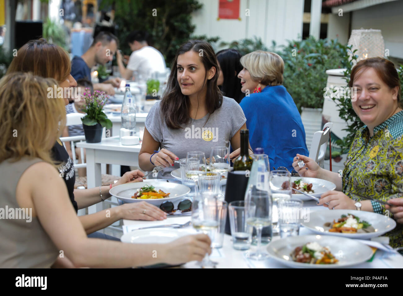 Athènes, Grèce. 20 Juin, 2018. Les clients apprécient la cuisine érythréenne réfugiés au cours de la Food Festival à Athènes, Grèce, le 20 juin 2018. Sept restaurants en Grèce ont ouvert leurs cuisines pour chefs des réfugiés cette semaine pour célébrer la Journée mondiale des réfugiés. Le réfugié Food Festival, un projet lancé par une initiative du citoyen à Paris en 2016, s'est élargi avec l'appui de l'UNHCR à trois continents cette année, pour atteindre 15 100 villes hôtes et restaurants. Photo : Xinhua Crédit/Partsalis Lefteris/Xinhua/Alamy Live News Banque D'Images