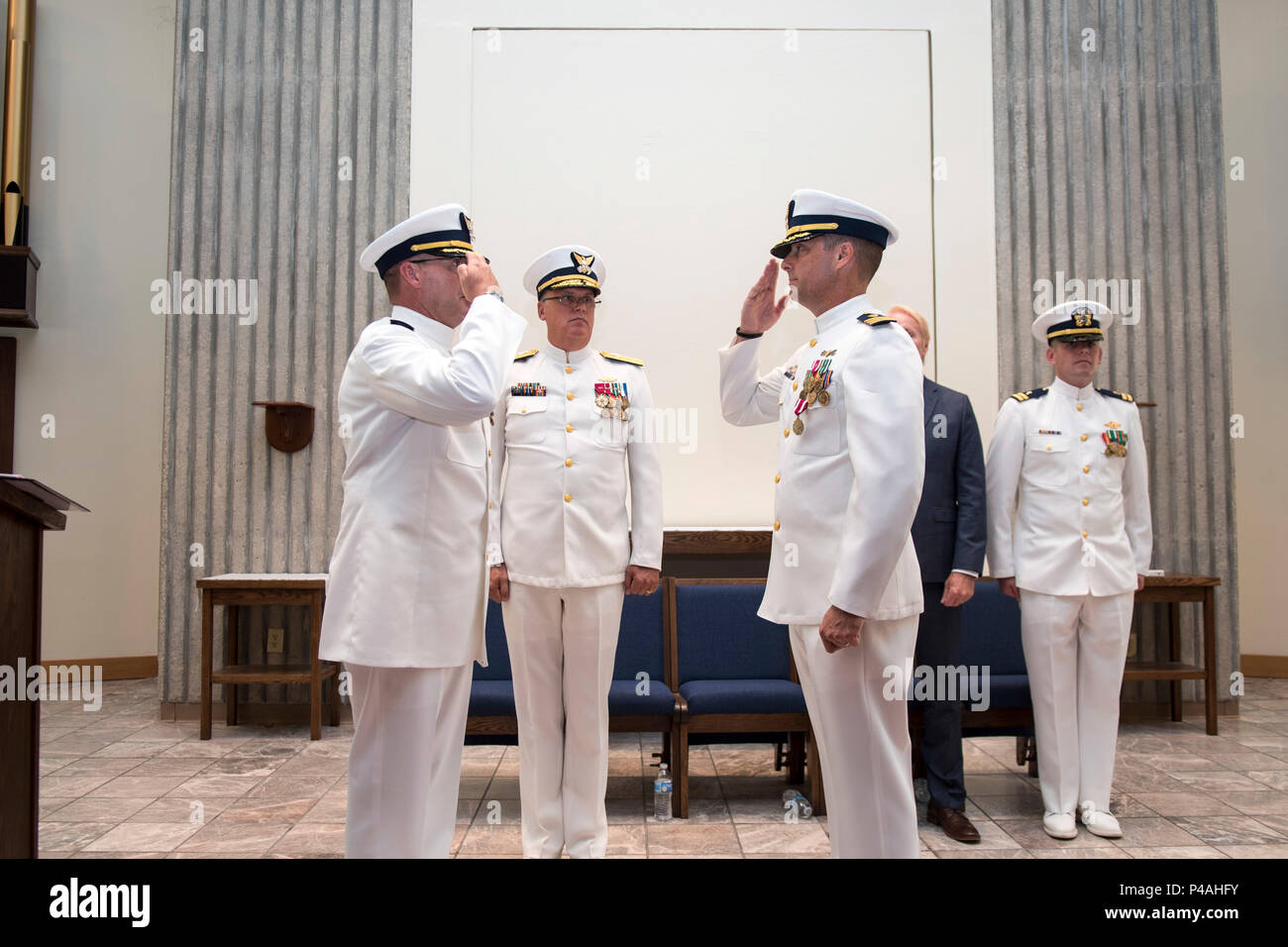 Le cmdr. Joseph Gaskill, gauche, soulage le Cmdr. Kevin Jones, le droit, en tant que commandant de la Force maritime de la Garde côtière canadienne de l'Unité de Protection de Kings Bay, au cours d'une cérémonie de passation de commandement à Naval Submarine Base Kings Bay, New York, 24 juin 2016. Adm arrière. Scott A. Buschman, commandant de la Garde côtière, 7ème district centre, a présidé la cérémonie. U.S. Navy photo de Maître de 2e classe Bradley Gee Banque D'Images