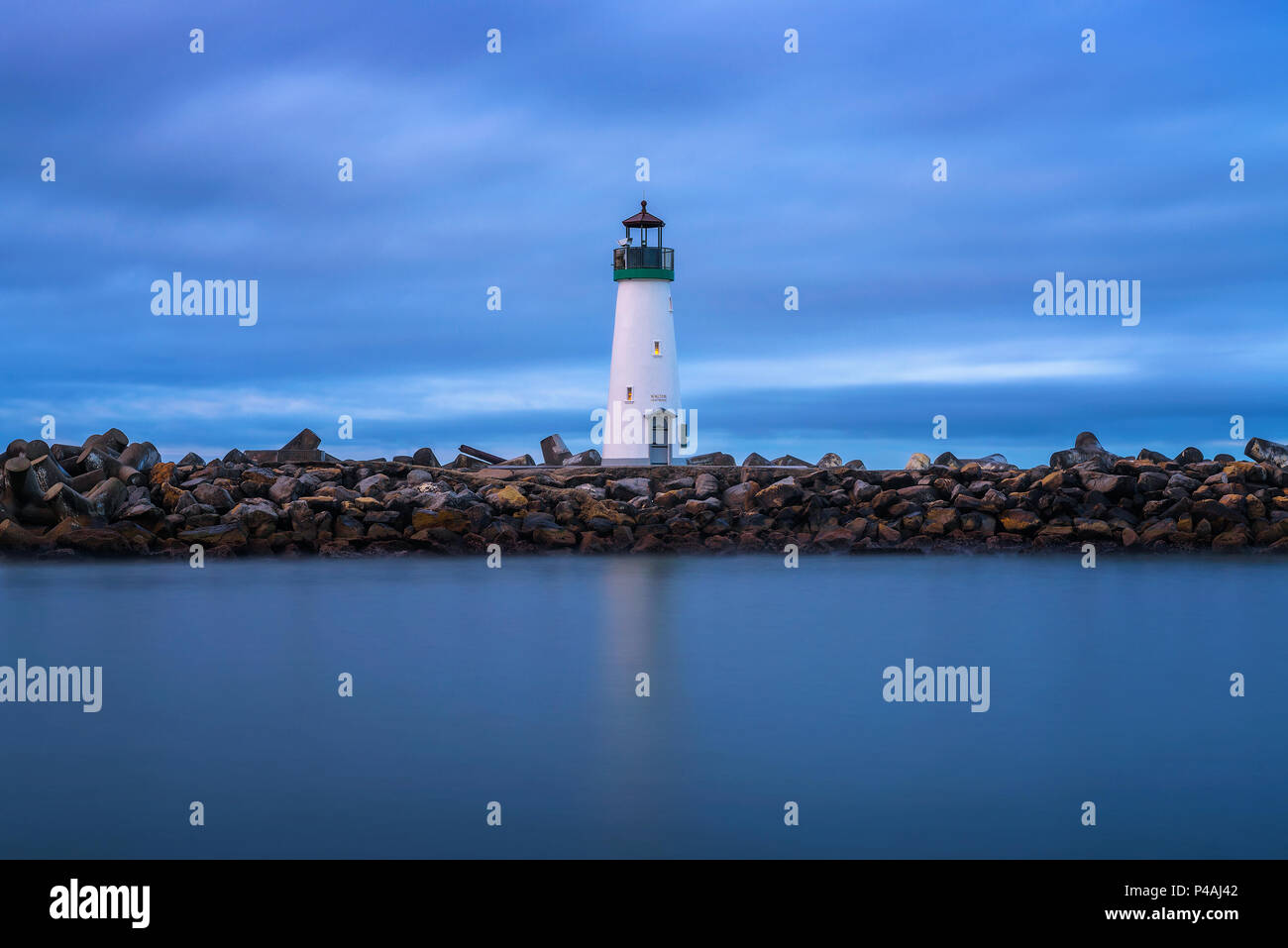 Le phare de Walton, port de Santa Cruz dans la baie de Monterey, Californie Banque D'Images