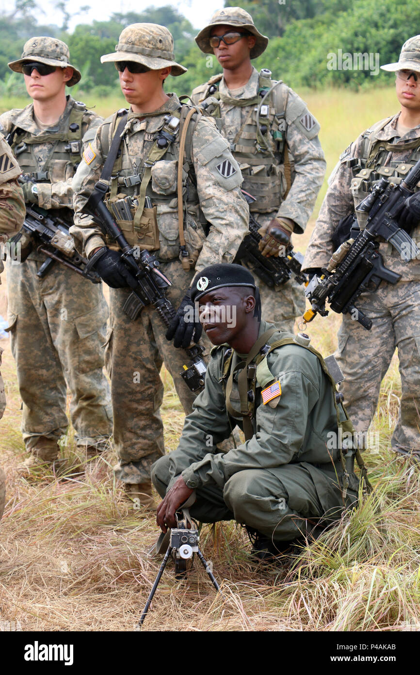 Forces armées congolaises et les soldats de l'armée américaine avec 3e Bataillon, 7e Régiment d'infanterie, 2e Brigade Combat Team, 3ème Division d'infanterie, d'écouter une analyse après action Accord Central au cours de l' exercice 016 formation sur le terrain le 23 juin 2016 à Ayeme, au Gabon. L'exercice de l'Afrique de l'armée américaine CA 16 est une annuelle, combinés, exercice militaire conjoint qui réunit les nations partenaires pour pratiquer et démontrer sa compétence dans la conduite des opérations de maintien de la paix. (U.S. Photo de l'armée par le sergent. Candace Mundt/libérés) Banque D'Images