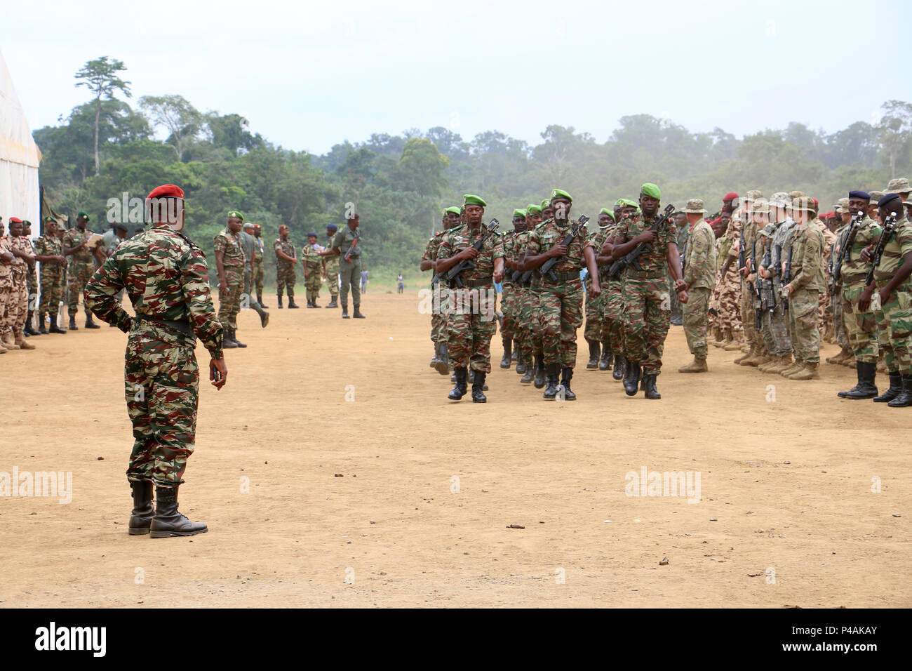 Forces armées Gabon Brig. Le général Ferdinand Gaspard Olame Ndong (à gauche), observe mars soldats camerounais lors d'une répétition avant l'arrivée de S.E le Président, le 23 juin 2016 à Ayeme, au Gabon. Le Président Ali Bongo Ondimba a visité de troupes internationales de l'Afrique de l'armée américaine exercice Accord Central 2016, un annuel, combinés, exercice militaire conjoint qui réunit les nations partenaires pour pratiquer et démontrer sa compétence dans la conduite des opérations de maintien de la paix. (U.S. Photo de l'armée par le sergent. Candace Mundt/libérés) Banque D'Images