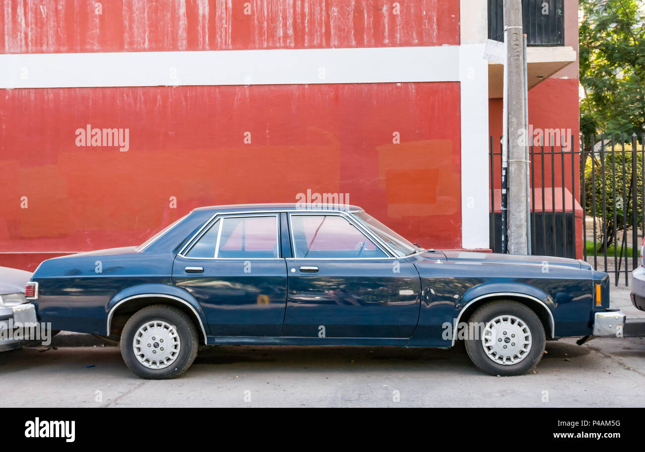 Vieille voiture américaine Ford garée dans la rue, Santiago, Chili, Amérique du Sud Banque D'Images