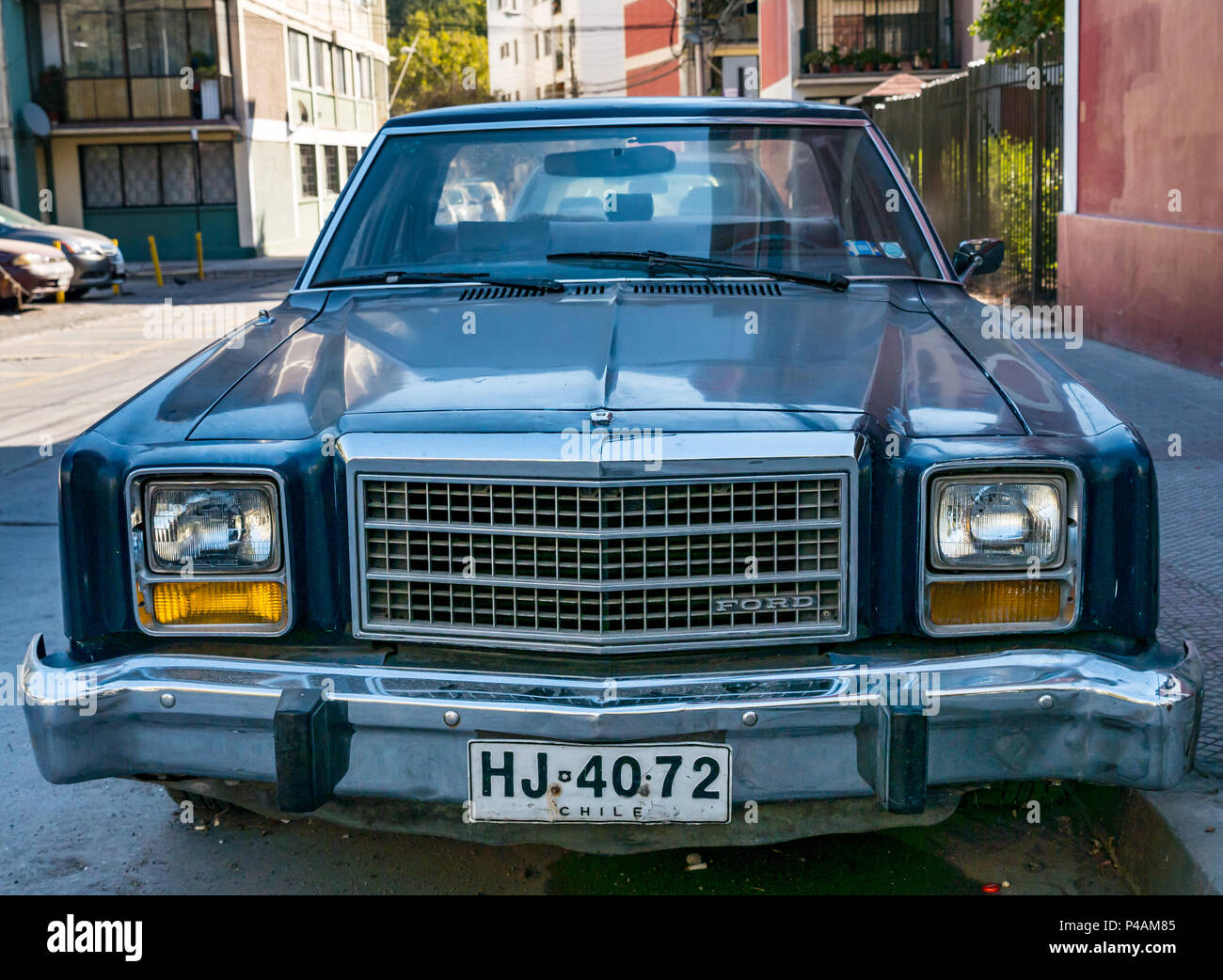 Vieille voiture américaine Ford garée dans la rue, Santiago, Chili, Amérique du Sud Banque D'Images