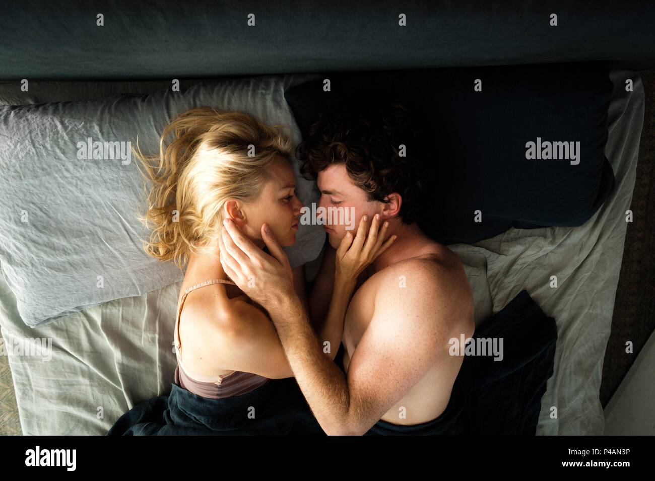 Titre original : ADORE. Titre en anglais : ADORE. Film Réalisateur : Anne Fontaine. Année : 2013. Stars : Naomi Watts, JAMES FRECHEVILLE. Credit : GAUMONT / Album Banque D'Images