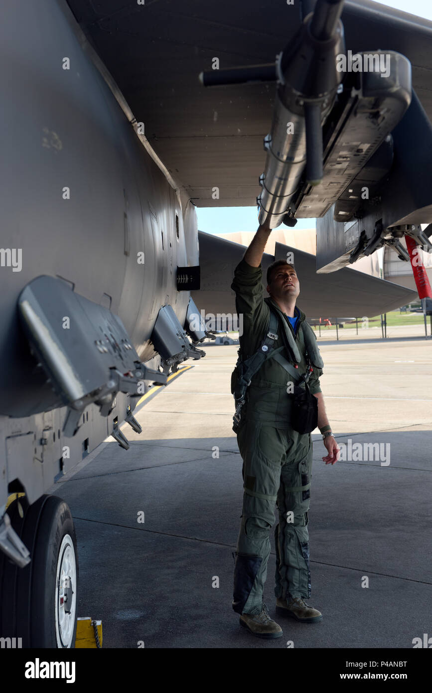 Le 17 juin 2016, le lieutenant Col. Eric Schmidt, directeur des opérations du 334e Escadron de chasse, a effectué une inspection avant vol à la base aérienne Seymour Johnson, en Caroline du Nord, avant de terminer sa dernière mission F-15E Strike Eagle. Le F-15E, chasseur multirôle bimoteur avec turbosoufflantes Pratt & Whitney F100-PW-229 à postcombustion, permet des opérations air-sol et air-air de précision. Le dernier vol de Schmidt a marqué plus de 3 000 heures dans l'avion et a démontré une préparation méticuleuse de la mission et une expertise opérationnelle. Banque D'Images