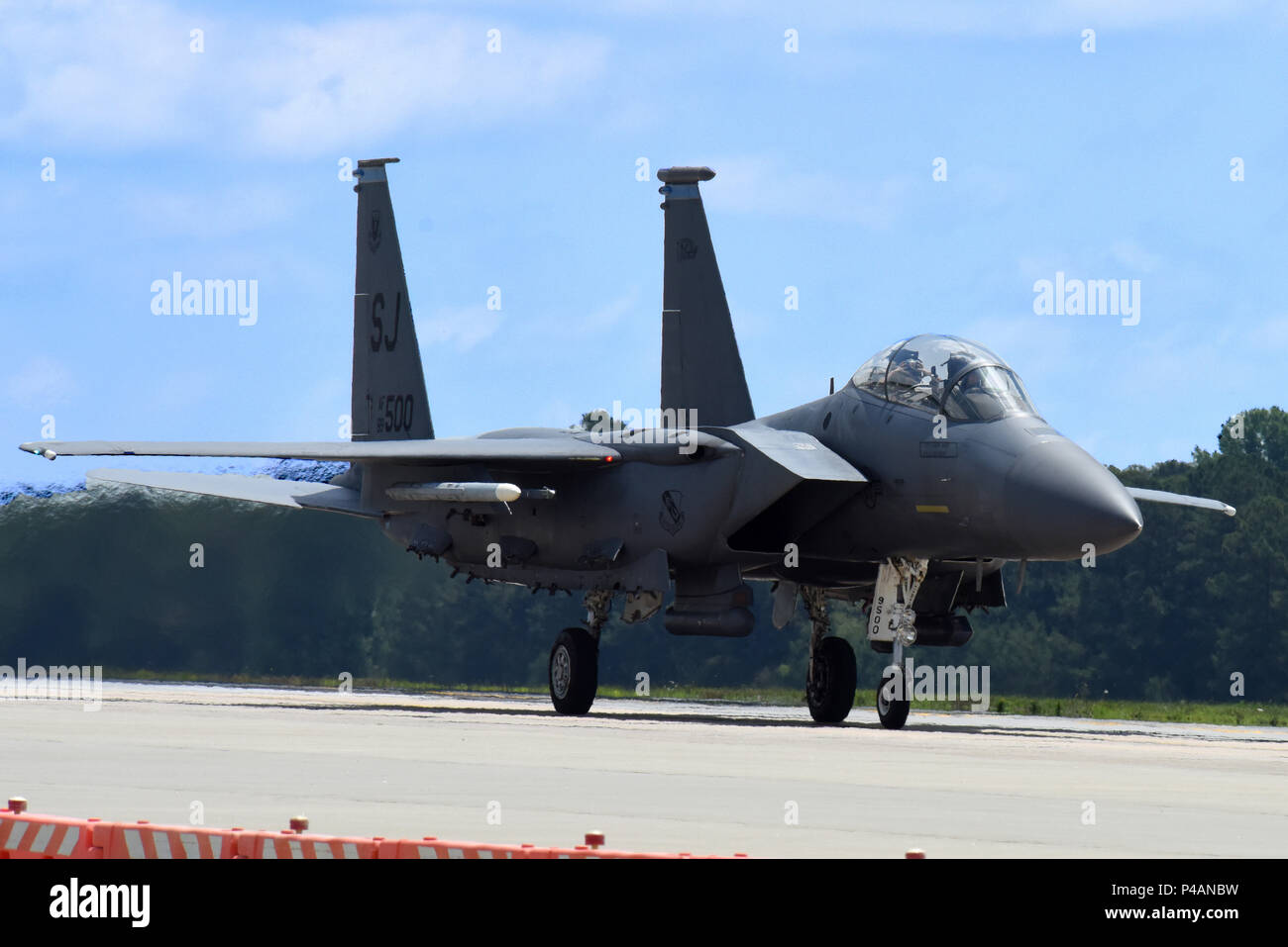 Le lieutenant-colonel Eric Schmidt, 334e Escadron de chasse directeur des opérations et le pilote, et le major Timothy Foery, 334FS Agent des systèmes d'armes nucléaires à la suite d'un taxi F-15E Strike Eagle Flight 17 juin 2016, à Seymour Johnson Air Force Base, la Caroline du Nord. Schmidt a terminé son dernier vol dans l'avion avant de passer à l'Vance AFB, Washington d'être un T-38 Talon pilote instructeur. (U.S. Air Force photo/Tech. Le Sgt. Chuck Broadway) Banque D'Images