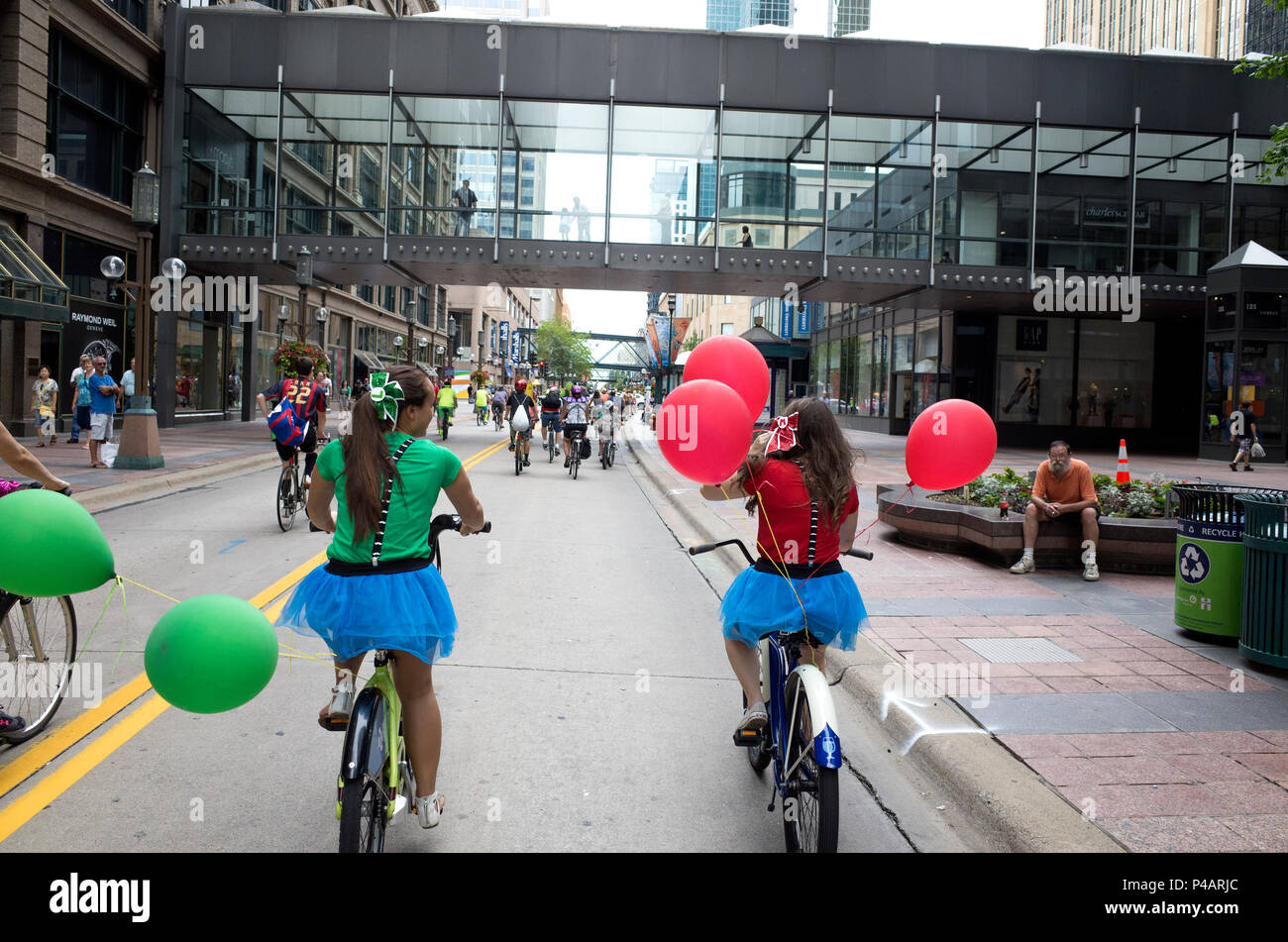 Deux femmes en costume portant tutus le vélo dans le Tour de Fat parade dans le centre-ville de Minneapolis. Minneapolis Minnesota MN USA Banque D'Images