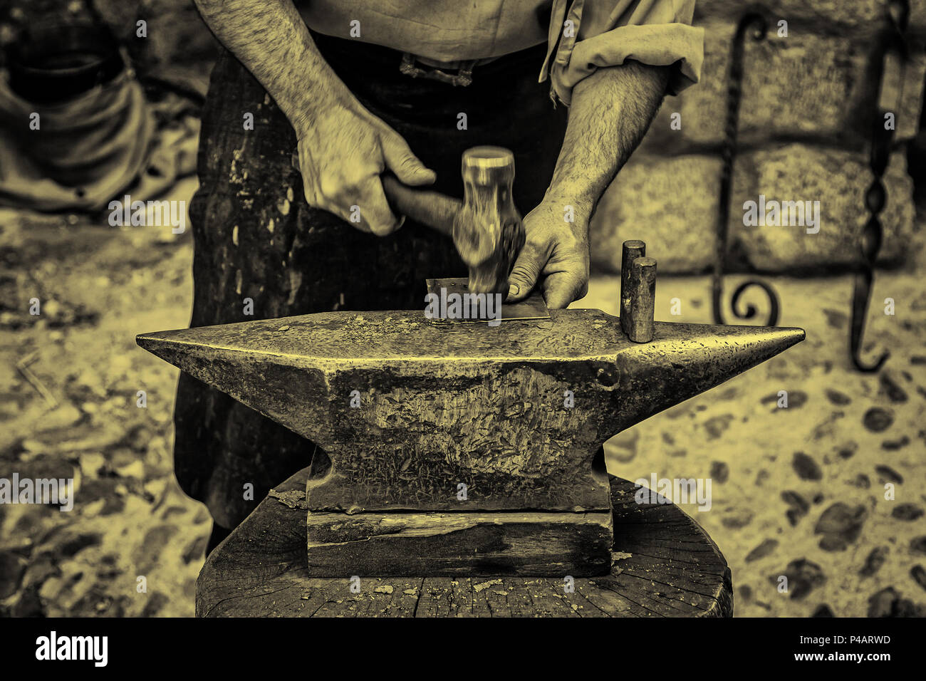 Marteau et enclume, détail d'une forge, metal herramienas Banque D'Images