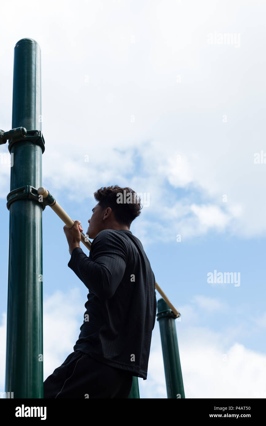 L'exercice de l'homme sur la barre horizontale dans le parc Banque D'Images