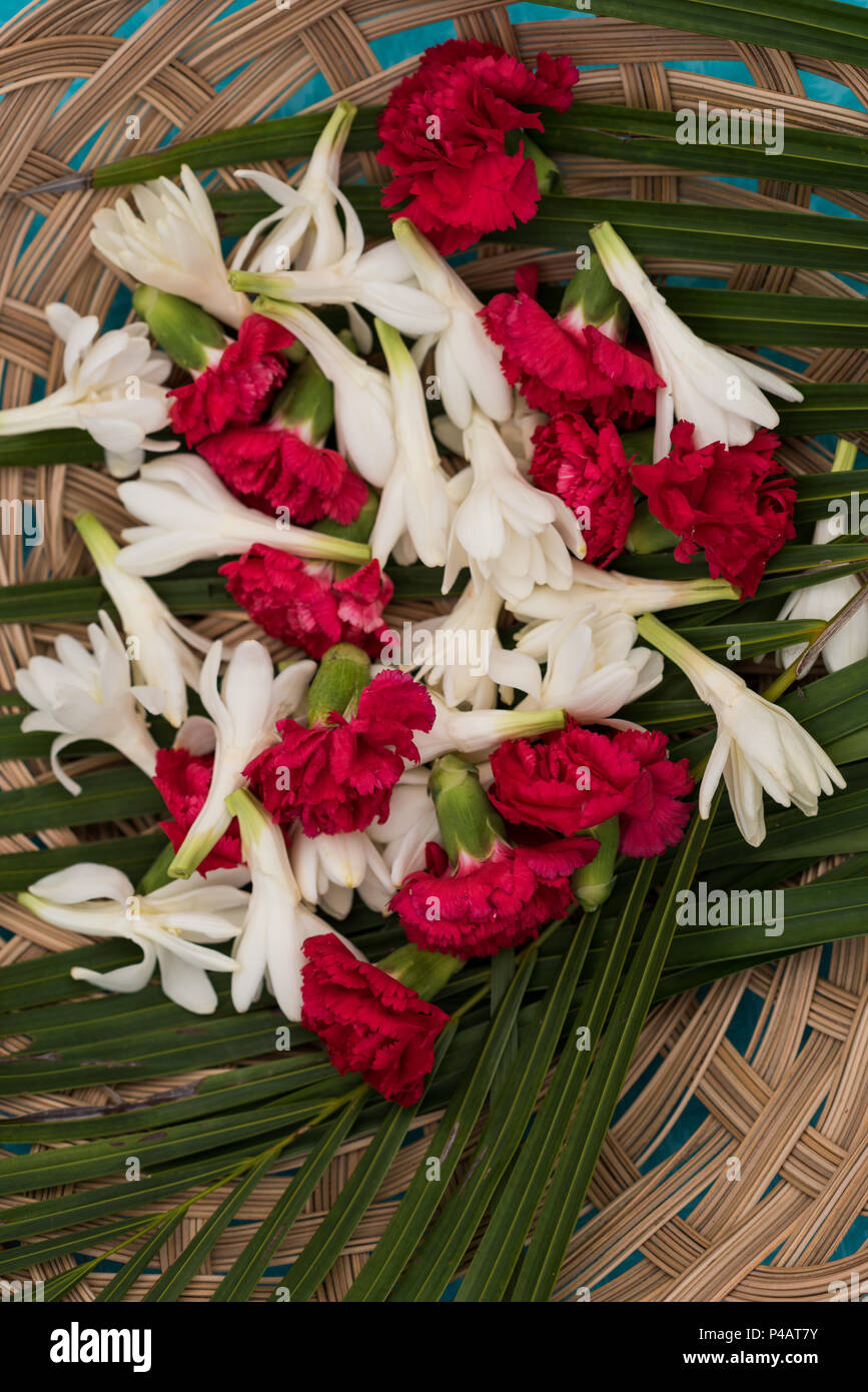 Les fleurs fraîches dans le panier Banque D'Images