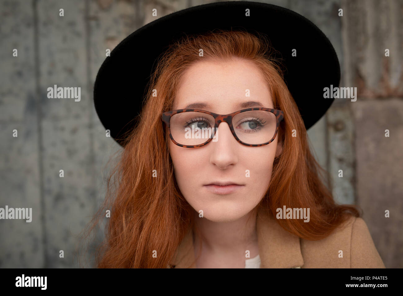 Woman sur un trottoir dans la ville Banque D'Images