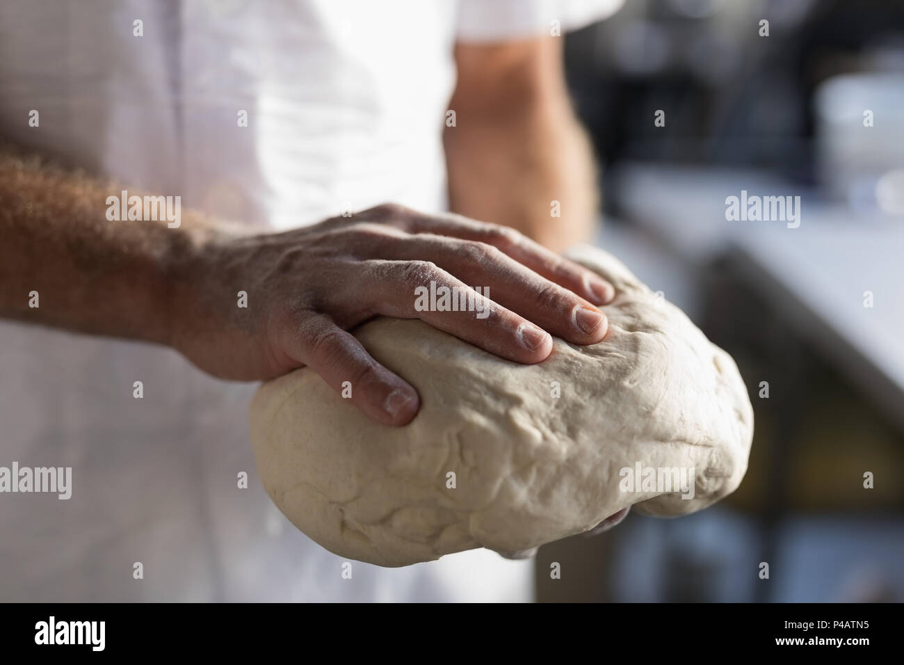 Homme tenant un boulanger boulangerie en pâte Banque D'Images