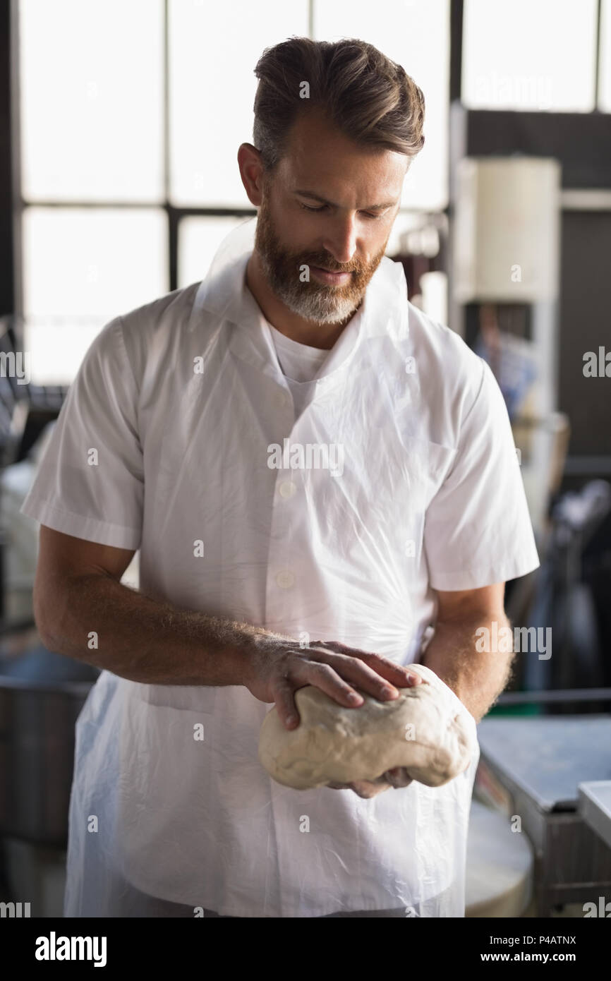 Homme tenant un boulanger boulangerie en pâte Banque D'Images