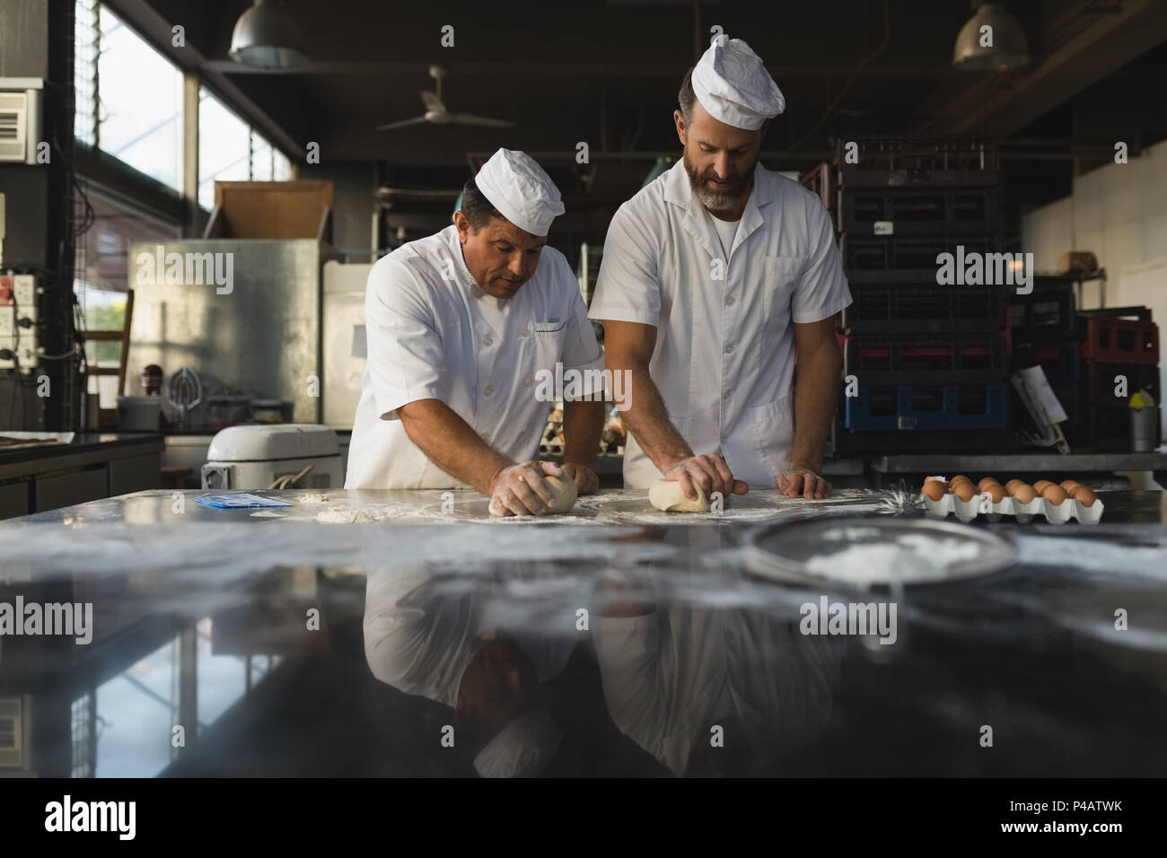 Préparer la pâte avec baker mâle son collègue Banque D'Images