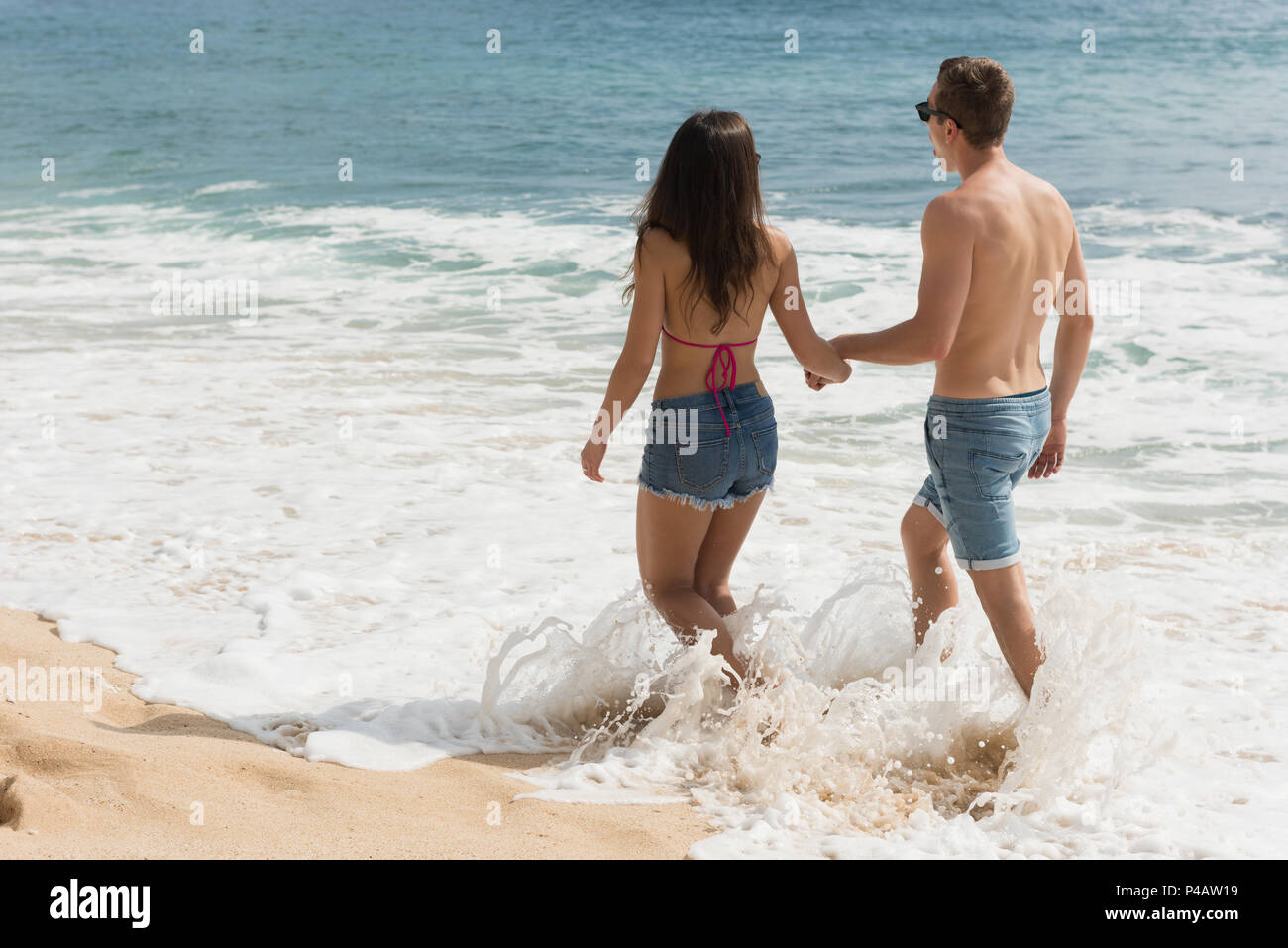 Couple en train de marcher main dans la main Banque D'Images