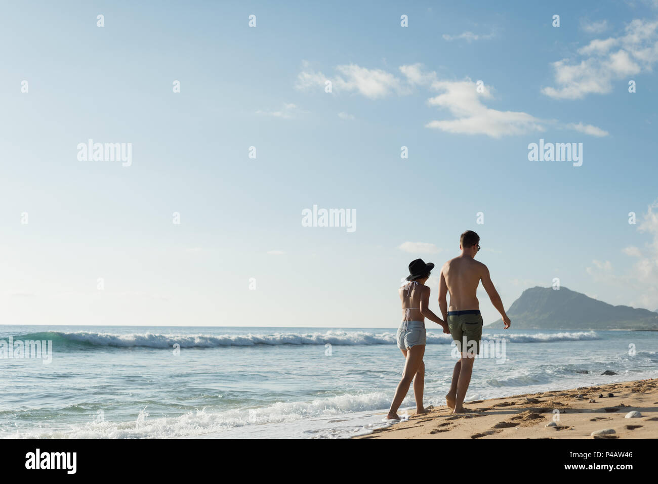 Couple en train de marcher main dans la main Banque D'Images