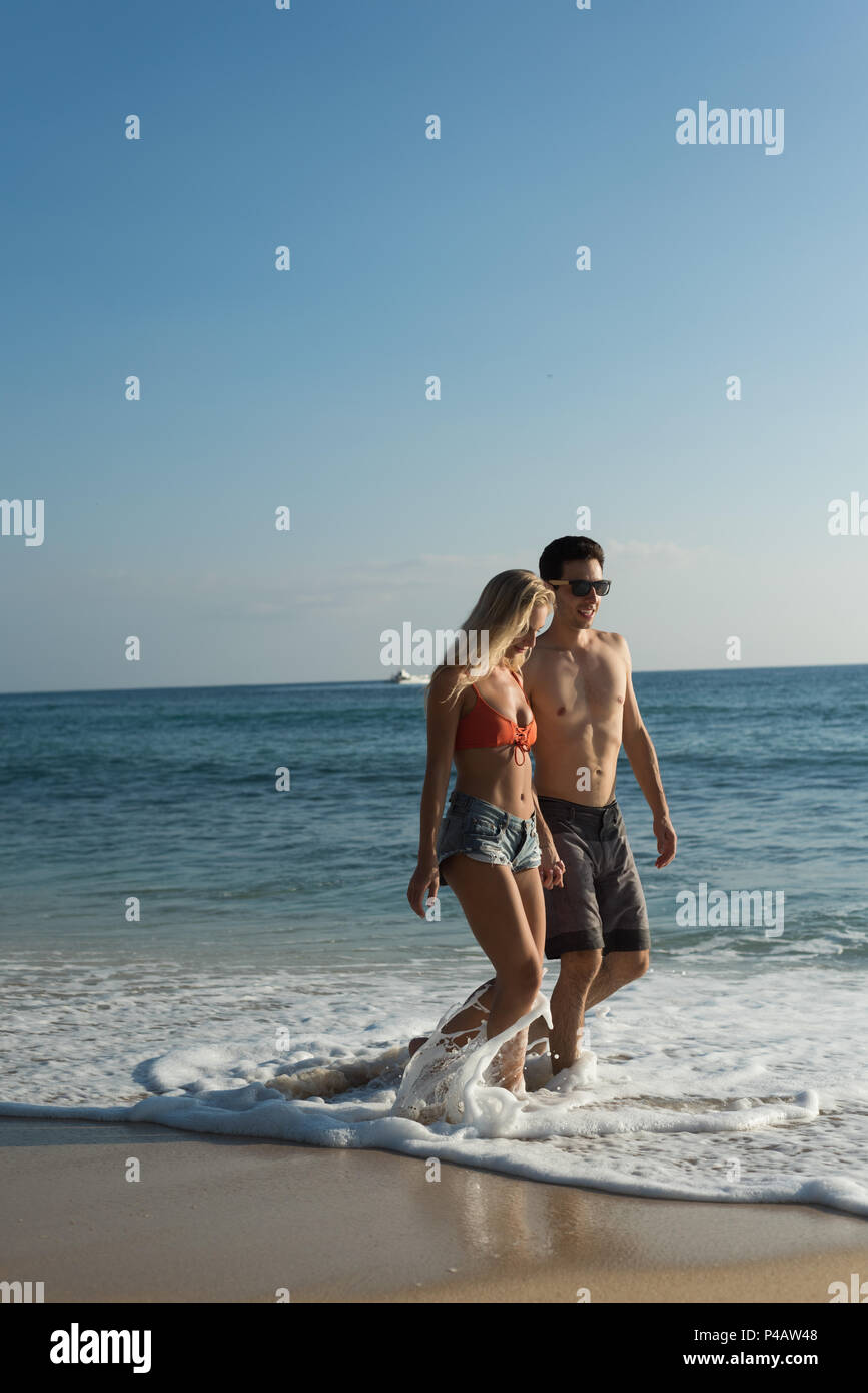 Couple en train de marcher main dans la main Banque D'Images