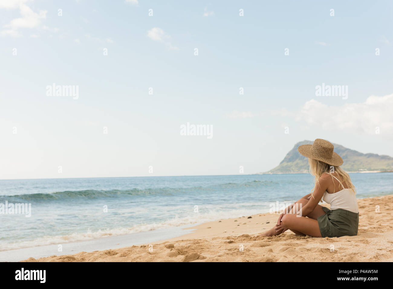 Woman in hat relaxing in the beach Banque D'Images