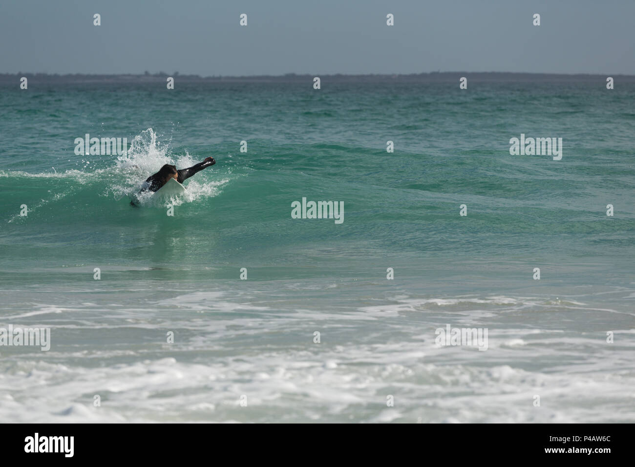 Surf surfeur femelle dans la plage Banque D'Images