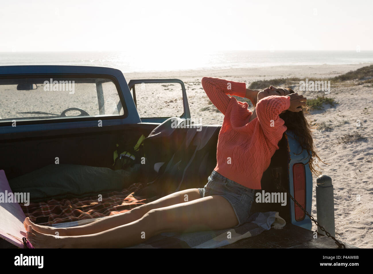 Woman relaxing dans une camionnette Banque D'Images