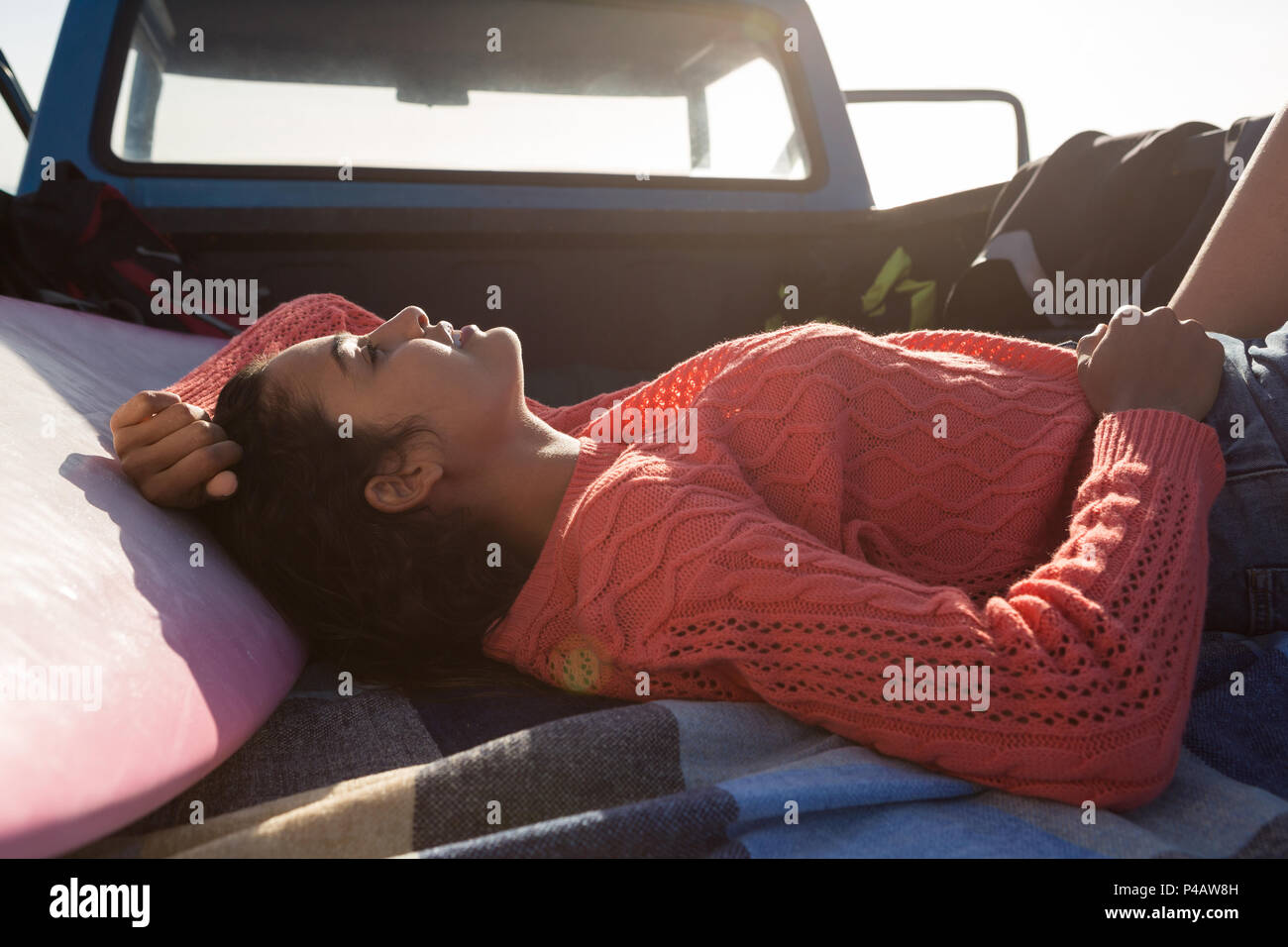 Femme dormir dans un pickup at beach Banque D'Images