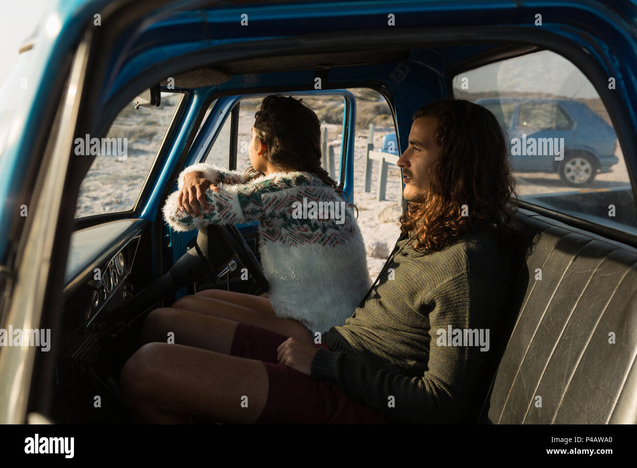 Couple dans un pickup at beach Banque D'Images