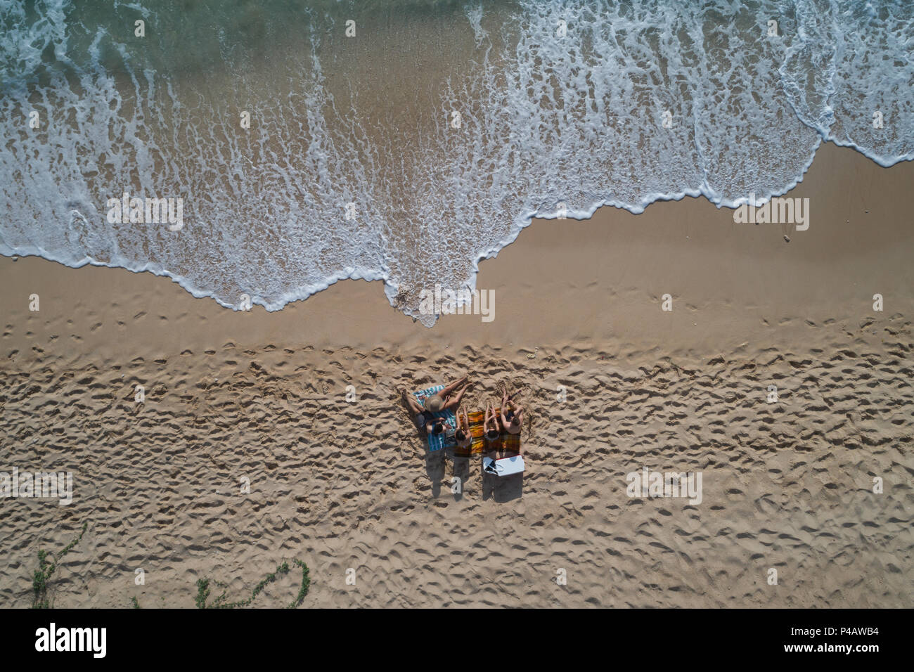 Groupe d'amis s'amuser dans la plage Banque D'Images