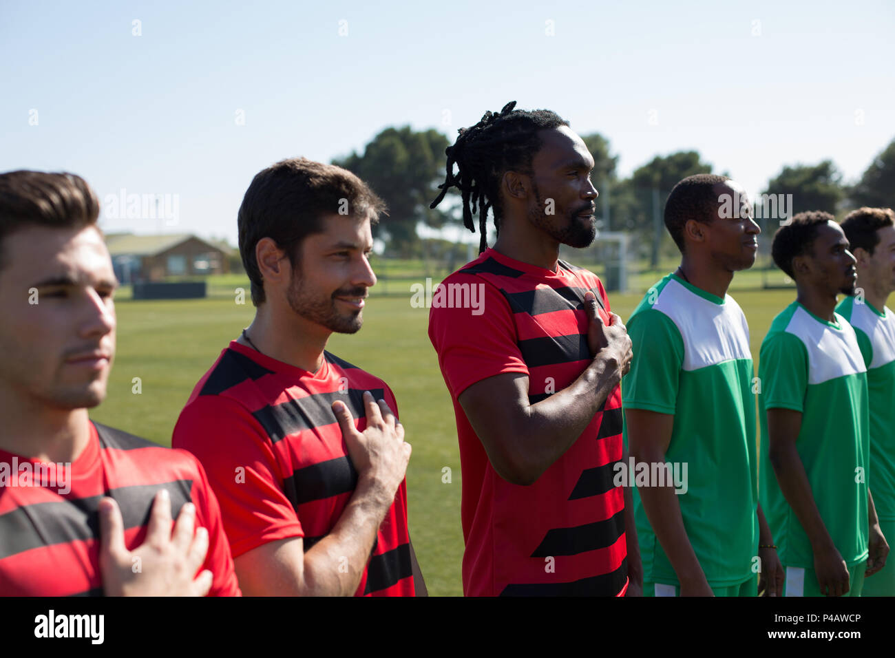 Les joueurs rendant hommage au pays avant le jeu Banque D'Images