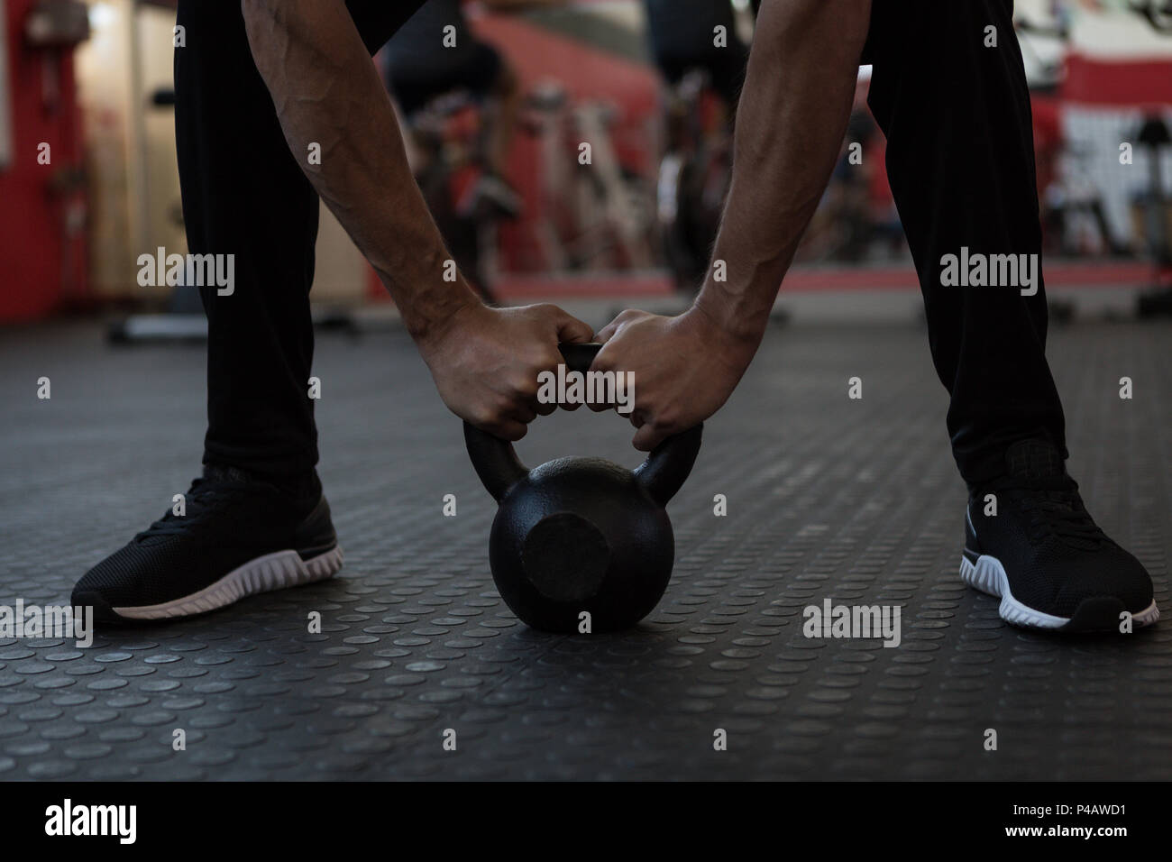 Sportif l'entraînement avec kettlebell Banque D'Images